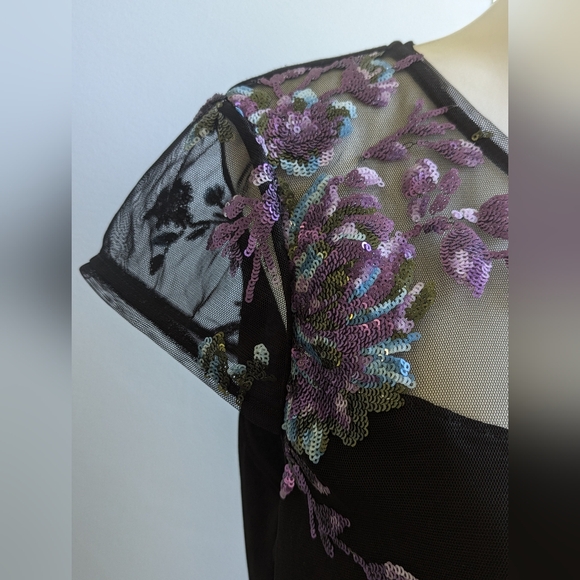 EUC Romantic Sequin Flower Tee from White House Black Market Size M - Picture 4 of 10